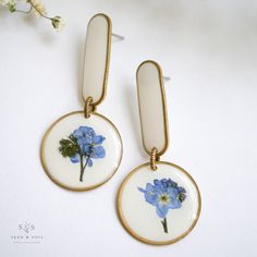 Artist Earrings, Diy Resin Projects, Real Flower Jewelry, Resin Ideas, Modern Shapes, Polymer Crafts, Resin Projects, Pressed Flower Art, Queen Annes Lace