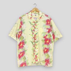 Vintage Hawaiian Aloha Floral Rayon Shirt Medium 90s Hawaiian Tropical Floral Hibiscus Surf Button Up Hula Girl Honolulu Beach Shirt Size M Good Used Condition. Have minor stain, REFER PICTURE. Size (On Tag) : Size M **To make sure if it FITS YOU, refer at the exact measurements. Size Measurement (All measurements were taken lying flat) : Width [armpit to armpit] : 23 inches / 58 cm Length [shoulder to end of garment] : 28 inches / 71 cm THIS IS USED CLOTHING! PLEASE DON`T EXPECTED IT TO BE LIKE Honolulu Beach, Hula Girl, Rayon Shirt, Beach Shirt, Vintage Hawaiian, Beach Shirts, Tropical Floral, Honolulu, Used Clothing