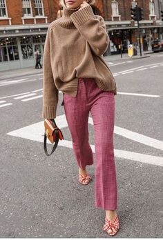 Knitwear | Beige | Pink trousers | Mini bag | Winter look | Heels | Color | Inspiration | More on Fashionchick Look Rose, Cooler Style, Walking Down The Street, Pink Trousers, Moda Chic, Fashion Blogger Style, Looks Street Style, Pink Pants