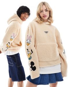 Hættetrøjer og sweatshirts fra ASOS DESIGN Til dine afslappede dage Med broderier af Disney-figurer Fastsat hætte Lange ærmer Kængurulomme Oversized pasform Unisex stil Disney Family Sweatshirts, Friends Embroidery, Boxy Hoodie, Disney Sweatshirt, Disney Hoodies, Leopard Print Baby, Shorts Co Ord, Mickey Mouse And Friends, White Trainers