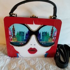 Fabulous Purse With Rhinestone And Detachable Shoulder Strap. Unusual Handbags, Novelty Purses, Unique Handbags, Luxury Purses, Mini Bags, Handbag Shopping, Curvy Fashion, Fashion Ideas, Lady In Red