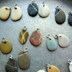 Handmade Stone Jewelry, Rock Carving, Rock Earrings, Pebble Jewelry, Seaglass Jewelry, Wood Carving For Beginners, Diy Jewelry Inspiration, Beach Earrings, Rock Jewelry