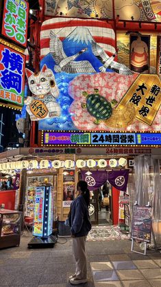 Japan, nightlife, neon lights Japan Funny Pictures, Tokyo Places Aesthetic, Vintage Tokyo Aesthetic, Trip To Japan Aesthetic, Japan Travel Pictures, Vacation In Japan, Tokyo Japan Travel Aesthetic, Traveling To Japan Tips, Japan Asthetics Photos