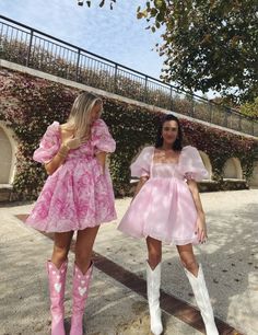 Hslot Outfit Ideas, White Cowboy Boots, Taylor Swift Tour Outfits, Looks Country, Pink Retro, Concert Fits, Retro Shoes, Mode Ootd, Cowboy Cowgirl