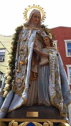 a statue of the virgin mary and child jesus