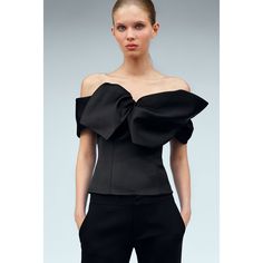 New With Tag. Fitted Top With Straight Neckline And Exposed Shoulders. Voluminous Fabric Detail. Black | 3482/563.