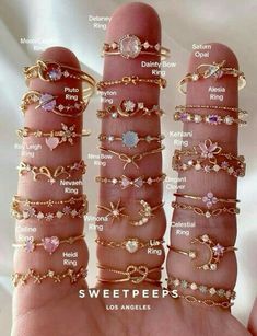 Rings For Girls Aesthetic, Rings Ideas Aesthetic, Where To Buy Cute Jewelry, Jewelry Inspo Aesthetic, Girly Accessories Jewellery, Pretty Jewellery Rings, Cute Jewelry Aesthetic, Cool Rings Aesthetic, Pretty Hands Aesthetic