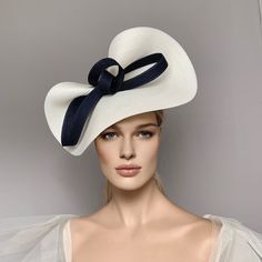 Elegant Ivory and Navy Blue Kentucky derby hat for woman. This cream and navy blue fascinate hat is embellished with a big bow. It is a perfect hat for weddings, Royal Ascot horse races, cocktails, derby... It is mounted on a thin headband (with silicone ends to prevent a headache) and small comb. If you want, you can choose the side of the head were you like to wear the fascinator, just convo me. Any color of the fascinator can be changed to order. * PROCESSING TIME: 1 - 10 business days. * DEL Derby Hats Diy Ideas, Ascot Horse Racing, Navy Blue Fascinator, Kentucky Derby Fascinator, Blue Fascinator, Large Brim Hat, Horse Races, Royal Ascot Hats, Derby Outfits