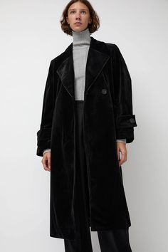 épingler Trigonal Fall Coat in Black Velvet Velvet Trench Coat, Black Velvet Coat, Velvet Coat, Wool Wrap, Fall Coat, Black Charcoal, Black Coat, Get The Look, Black Velvet