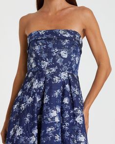 Adoptez l'élégance intemporelle avec cette robe midi. Doté d'un décolleté bustier et d'un imprimé floral intégral, c'est le look parfait pour un invité de mariage ou un cocktail.



 Mac Duggal


 Tissu brocart (100% polyester)


 Entièrement doublé

 Encolure sans bretelles

 Brocart imprimé fleuri

 Fermeture éclair dissimulée au dos


 Environ. 48" du haut de l'épaule à l'ourlet inférieur


 Disponible en Bleu Multi


 Modèle #68617 Floral Print Maxi Strapless Dress For Garden Party, Blue Floral Print Dress With Straight Neckline, Blue Dresses With Floral Print And Straight Neckline, Strapless Floral Print Dress With Fitted Bodice, Strapless Dresses With Floral Print And Fitted Bodice, Evening Strapless Dress With Sweetheart Neckline And Floral Print, Spring Wedding Guest Strapless Midi Dress, Floral Print Strapless Dress With Sweetheart Neckline, Blue Floral Print Midi Dress With Straight Neckline