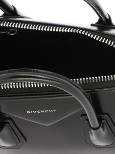 Givenchy"Antigona Small" handbag100% calf leather28x25x15 cmLeatherAdjustable and removable shoulder strap;Zip closure;Front logo