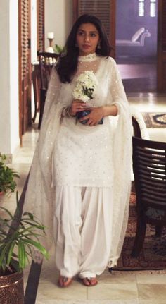 Mahira Khan Dresses, Desi Dress, Outfits Indian, Kameez Designs, Pani Puri, Punjabi Outfits, Mahira Khan, Traditional Indian Dress, Casual Indian Fashion