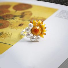 Bague Ouverte Perle Tournesol en Argent Sterling 925
Caractéristiques du produit :
Les tournesols ont la belle signification de poursuivre constamment les rêves, donc le langage des tournesols est de rechercher le soleil et de rêver. Il symbolise une attitude positive et un esprit vigoureux. Portons le collier sur nos cous, nous avancerons avec détermination à la poursuite de l'idéal.
Informations sur le produit
Matériau : Argent sterling ; Perle naturelle 
Artisanat : P Pearl Crafts, Beautiful Meaning, Attitude Positive, Chasing Dreams, Dream It, Open Ring, Natural Pearls, Positive Attitude, 925 Silver