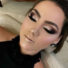 Maquillaje de ojos Eyeshadow Combinations, Gold Glitter Makeup, Ball Makeup, Gold Makeup Looks, Shimmery Eyeshadow, Perfect Lipstick, Make Up Inspiration, Makeup Glam