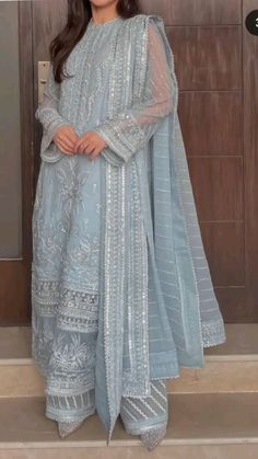 Formal Pakistani Dresses, Hijabi Poses, Baat Pakki, Desi Fits, Celebrity Fashion Looks, Beautiful Casual Dresses, People Talking, Desi Fashion Casual