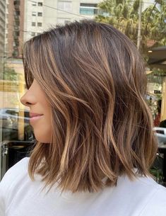 Rambut Brunette, Short Hair Highlights, Blonde Hair Transformations, Brown Hair Inspo, Brunette Hair With Highlights, Short Brown Hair, Brown Hair With Blonde Highlights, Brunette Balayage Hair