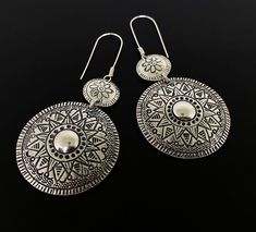 Thai Karen hill tribe Silver earring Weight : 15.9 grams Size : 34.0 x 72.0 mm.  Lot of 1 pair Material : 97% silver content Item# 6KH-044 Hill Tribe Silver, Wedding Jewelry Earrings, Silver Earring, Wedding Earrings, Handmade Silver, Wedding Jewelry, Silver Earrings, Etsy Earrings, Thailand