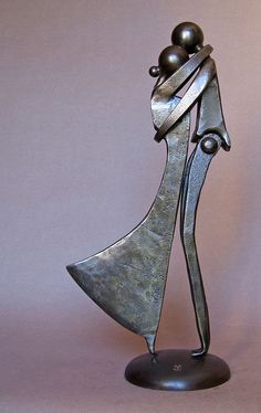 a metal sculpture with a poem written in spanish