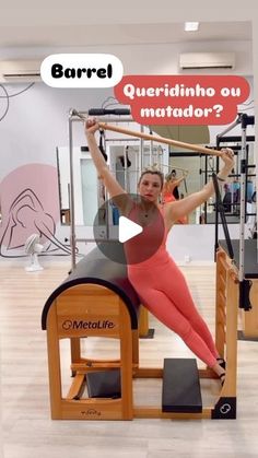 a woman is doing an exercise on a machine in a gym with the caption'queriddino o matador? '