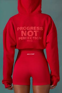 This  is perfect for a casual day out. It's made from soft, lightweight fleece and features a drawstring hood for added warmth. #hoodie #sweatshirt #cropped #red Athleisure Sets, Moda Academia, Estilo Fitness, Fitness Wear Outfits, Gym Workout Outfits, Gym Fits, Gym Style, Athleisure Fashion, Oh Polly