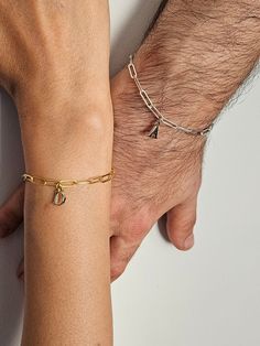 ✨ Elevate your everyday look with our stunning 14K Gold Couple Letter Bracelet ✨ This personalized name bracelet is the perfect addition to your jewelry collection! Featuring a dainty curb chain design, it's ideal for layering or wearing solo. Whether you're searching for a matching bracelet 💞 or a thoughtful gift for a loved one, this custom love bracelet makes the perfect choice. Perfect as a sister friendship bracelet ️ or a couple gift 💝, this timeless accessory is sure to impress. Customi Couples Bracelets With Initials, Couple Gold Bracelets, Sister Friendship Bracelets, Bracelet Pour Couple, Bracelet Matching, Bracelet Couple, Bracelet Initial, Letter Bracelet, Cadeau Couple