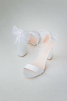 Good news! Lillian will be back in stock late March/early April!!! To pre-order for late March/early April delivery. Please click here We are delighted to introduce our "Lillian"! So many of our #bridetobe have been asking for comfortable wedding shoes with block heels... And our design team has been hard at work to make sure our shoes are as pretty as they are comfortable! Our Lillian is made with prettiest bow details with sparkly rhinestones and comfortable block heels. Did we mention Lillian Gold Bridesmaid Shoes, Silver Bridesmaid Shoes, Wedding Shoes Block Heel, Comfortable Wedding Shoes, Outfit Vestido, Satin Wedding Shoes, Wedding Shoes Low Heel, Perfect Wedding Shoes, Wedding Shoes Comfortable