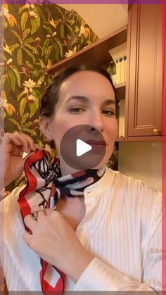 Neck Scarf Outfit Fall, How To Wear A Handkerchief Scarf, How To Tie An Ascot Women, Scarf With White Shirt, Ties For Women Outfits, Neck Scarf Ideas, How To Style A Scarf Ways To Tie Scarves, How To Tie Neckerchief, How To Wear Scarf On Neck