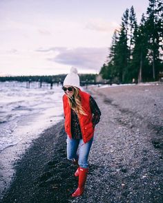 Red Hunter boots & J.Crew puffer vest - Julia Engel Outfit Rojo, Lake Christmas, Boots Outfit Ideas, Red Hunter Boots, Hunter Boots Outfit, Red Rain Boots, Preppy Mode, Hunter Outfit, Red Rain