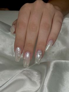 White Chrome Nails With Pearls, Pearl Chrome Nails Designs, Silver Pearl Nails, White Chrome Nails With Design, Chrome Neutral Nails, White Chrome Nails Square, Chrome Nails Designs Square, Pearl White Chrome Nails, Pearl Nails Short