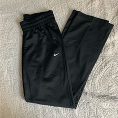 Nike The Athletic Dept Pants 100%Polyester Size Medium Black Never Worn Light Fleece Inside Drawstring Inside Nike Pants Outfit Women, Empires Pants, Basic Black Nails, Nike Trackpants, Gym Pants Women, Dream Pants, Nike Track Pants, Nike Sweats, Pants Nike