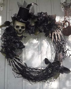 Halloween wreath Skull Garland, Creepy Halloween Decorations, Creepy Halloween, Holiday Decorating, Halloween Skull, Diy Halloween