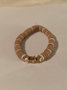 A mocha brown bracelet with stars in the middle! Neutral Bracelet Ideas, Brown Clay Bead Bracelet Ideas, Brown Bangle Bracelet For The Beach, Brown Bangle Bracelet For Beach, Brown Bracelet Ideas, Breaclate Ideas, Brown Clay Bead Bracelet, Bracelets Preppy, Make Clay Beads