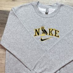 Mens Vintage Embroidered Drake Ovo Sweatshirt Size Xl (More Sizes Available On My Page) Gildan Tag Fully Embroidered Brand New Without Tags Measurements- Pit To Pit 23 Inches Length 29 Inches Message For Questions Vintage Sweaters Men, Drake Sweatshirt, Hoodies Ideas, Drake Ovo, Diesel Sweatshirt, Adidas Pullover, North Face Hoodie, Athleisure Casual, College Hoodies