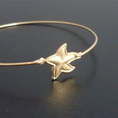 Starfish Bangle Bracelet Gold Starfish Bracelet by FrostedWillow, $15.50 Beach Charm Bracelet, Cute Starfish, Fish Bracelet, Bracelet Star, Starfish Jewelry, Fishing Bracelet, Starfish Bracelet, Jewelry Beach, Star Fish