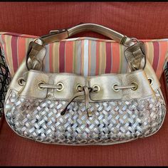 This Beautiful Burberry Bag Is In Excellent Condition, From Smoke/Pet Free Home. No Dust Bag. Burberry Hobo Bag, Louis Vuitton Delightful, Burberry Purse, Tweed Bag, Louis Vuitton Speedy 30, Barrel Bag, Burberry Prorsum, Hobo Purse, Vintage Burberry