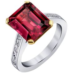 Élégant et moderne ! Ce modèle de bague fait partie de notre Collection Sticks and Stones, avec une pierre centrale rectangulaire sophistiquée et des pierres latérales au style tout aussi contemporain. Le grenat rhodolite présenté ici est d'une riche couleur framboise et d'une clarté et d'une brillance remarquables. Les baguettes de diamant serties en canal offrent une élégance et une combinaison de couleurs classique ! Deux bandes noires en céramique sont incluses pour l'empilage ! Fabriqué à la main en or blanc 18 carats par nos maîtres joailliers à Los Angeles.Grenat rhodolite, 6,69 caratsBaguettes de diamant, 86 carat au totalBague taille 7.25  Dimensionnement gratuit selon les besoins Gold Bracelets Stacked, Rhodolite Garnet Ring, Baguette Engagement Ring, Garnet And Diamond Ring, Contemporary Engagement Rings, Diamond Baguette, Sticks And Stones, Rhodolite Garnet, White Gold Engagement