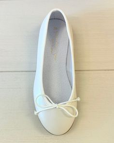 Beautiful and comfortable Spanish shoes for girls to wear on special occasions, such as the first communion. Please refer to the size conversion table. 100% leather Any variations in color or texture within this product are nor irregularities, but rather a result of the unique production process. Made in Spain Final Sale, no exchanges nor returns will be available Size EU28 = 18cm or 7 1/8" Size EU29 = 19cm or 7 1/2" SIze EU30 = 19.5cm or 7 3/4" Size EU31 = 20.5cm or 8 1/8" Size EU32 = 21cm or 8 White Ballerina Shoes, Spanish Shoes, Conversion Table, Shoes For Girls, Ballerina Shoes, Ballet Flat Shoes, First Communion, Production Process, Pearl White