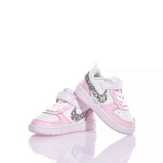 Nike Baby Candy Glitter is the custom sneaker for girls. Sweet and delicate colors like white and pink become glamorous with a touch of silver glitter on the iconic nike swoosh. The perfect sneakers to be fashionable from an early age. Kids Nike Custom, Nike Baby Shoes, Todler Shoes Nike, Custom Baby Shoes Glitter, Baby Girl Nike, Baby Candy, Perfect Sneakers, Nike Swoosh, Girls Sweet