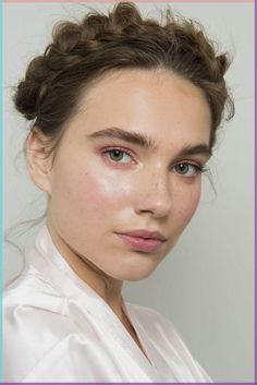 Beauty trends - the latest and best in hair, makeup, nails and beauty | #hairstyles #brownhair #hairinspo #charlottetilbury #makeup #beauty #flatlay No Mascara, Gorgeous Bridal Makeup, Fall Makeup Trend, Summer Makeup Trends, Ideas De Maquillaje Natural, Kim Basinger, Summer Makeup Looks, Honest Beauty, Juice Beauty