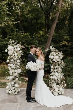 white floral arch modern monochromatic Black Decor Accents, Minimalist Modern Wedding, Monochromatic Wedding, White Wedding Arch, Floral Arch Wedding, Wedding Ceremony Arch, Wedding Arbour, White Florals, Ceremony Flowers