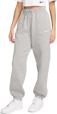 Grounded in style, comfort and versatility, meet Nike's take on luxury loungewear. Whether you're running errands or rewatching your favorite show, these midweight fleece sweats feel extra soft on the inside to help keep you cozy. The oversized fit is intended to sit high on your hips for comfort and a stay-put feel. Fit & Design: Oversized fit: exaggerated and spacious Full length: hits below ankle Encased elastic waistband and drawstrings ensure a fit that feels just right Pockets provide quic Grey Nike Sweatpants, Oversized Sweatpants, Cute Sweatpants, Luxury Loungewear, Sweatpants Outfit, Nike Sweats, Women's Sportswear, Loungewear Luxury, Nike Sweatpants