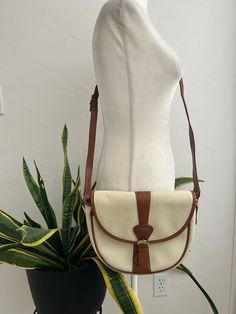 Super cute, cream colored pebbled leather with brown trim, cross-body handbag with adjustable strap. Bag is lined in plaid, has one inner zippered pocket, one open pocket in the front, and a snap closure in the front. In overall great vintage condition with no major flaws, although there are a couple spots on the back and side with a bit of blue transference, only noticeable when closely inspecting. Logo, placket and hardware all say Guess. Dimensions Height 9in/23cm Across 11in/28cm (at the top) Width 3.5in/9cm Strap 51in/129.5cm (longest) *Please keep in mind that unless otherwise noted, all items in my shop are used or previously owned, normal wear and tear is expected, flaws that are noted are range from major to minor, things like a missing stitch here or there my not be included. *Pl Pebbled Leather Crossbody Bag, Adjustable Strap Bag, Vintage Fringe, Beautiful Belts, Doctor Bag, Brown Trim, Strap Bag, Vintage Tapestry, Little Miss