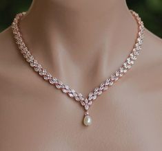 Wir haben diese schöne Kette zu verbessern Ihr Dekolleté für eine elegante und sehr anspruchsvolle Note an Ihrem Hochzeit Tag Juwelen gestaltet. Unsere rose gold Felicity Halskette ist absolut atemberaubend und ein Swarovski Perle Tropfen aus unserer umfangreichen Perle Kollektion, für Diamond Necklace Engagement, Rose Gold Accessories Outfit, Rose Gold Jewelry Aesthetic, Diamond Jwellary, Crystal Necklace Rose, Bvlgari Ring, Engagement Necklace, Gold Crystal Necklace, Real Diamond Necklace