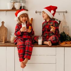 Frosted Glass Cups, Christmas Photoshoot Kids, Christmas Pictures Kids, Sublimation Cups, Christmas Poses, Christmas Family Photoshoot, Foto Kids, Baby Christmas Photos, Drinking Milk