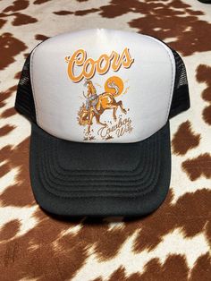 Unparalleled Comfort: Designed for long-lasting comfort, this trucker hat boasts a snug and adjustable snapback closure, ensuring a perfect fit for all head sizes. The front panel is made of soft, high-quality fabric that feels gentle against your skin. Coors Cowboy, Festival Hat, Black Baseball Cap, Western Hats, Quality Hats, Stylish Hats, Vintage Western, Threading, Handmade Accessories