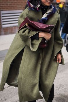 Margaret Zhang, Mode Abaya, Looks Street Style, Fringe Scarf, Styl Boho, Green Coat, Fall Collection