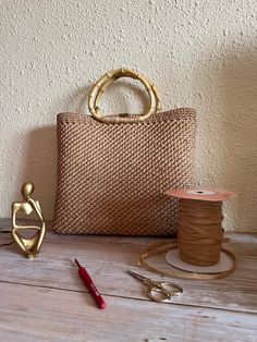 Bolso tejido a crochet en rafia de viscosa en color beige con asas de bambú de color beige. La rafia es un material natural, ecológico, biodegradable e higroscópico. El bolso es elegante, cómodo, espacioso, liviano y muy duradero. Para la temporada primavera-verano-otoño. Dimensiones: Largo 30 cm. Alto 25 cm. Ancho 3,5 cm. Dimensiones asas bambú: Diámetro 14 cm.   Instrucciones de cuidado: No lavar. Limpiar con un paño limpio y húmedo. En caso de que el bolso esté arrugado o deformado, puedes va Beige Crochet Bag With Handles For Spring, Beige Crochet Bag With Bamboo Handle, Summer Neutral Straw Bag With Handles, Daily Use Beige Crochet Bag With Bamboo Handle, Beige Crochet Straw Bag With Bamboo Handle, Elegant Beige Crochet Bag With Natural Fiber, Eco-friendly Beige Crochet Bag With Bamboo Handle, Beige Crochet Jute Bag With Bamboo Handle, Beige Jute Crochet Bag With Bamboo Handle