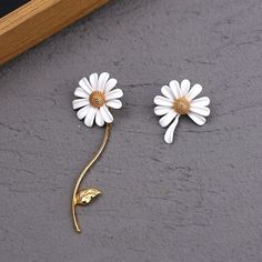 Lapel Pins Mens, Exfoliating Mask, Modern Flower Arrangements, Daisy Earrings, White Daisy, Daisy Pattern, Flower Jewelry, Tiny Flowers, Jewelry For Her