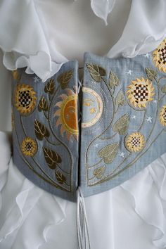 Corset Ethnique Bleu Soleil et Lune Paysan Rustique Tournesol Floral Lin Brodé Fleur Underbust Top Ornement Boho Chic Bohème Ceinture Vous pouvez commander ce corset en lin noir ici : https://www.etsy.com/listing/1773552700 VOUS POUVEZ ACHETER LA BLOUSE RIFFLE EN CHIFFON ICI : https://www.etsy.com/listing/1771663618 * HISTORIQUE DES IDÉES DE COLLECTION LIN * Comme nous sommes une marque ukrainienne, nous avons décidé de créer des vêtements proches de nos traditions et de les montrer au monde ent Anatomy Clothes, Anatomy Bones, Boho Cottage Core, Boho Chic Accessories, Boho Cottage, Corset Belt, Steampunk Clothing, Corset Lingerie, Diy Couture