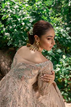 Golden Bridal Dress, Ammara Khan, Golden Bridal Lehenga, Tissue Dupatta, Golden Lehenga, Lehenga Dress, Gown Indian, Reception Bride, Antique Embroidery